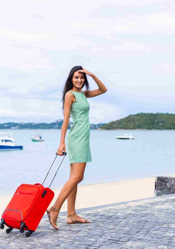 feliz-mujer-turista-elegante-pelo-bastante-largo-caucasico-vestido-con-maleta-roja-fuera-del-hotel (1)-A_1_11zon feliz-mujer-turista-elegante-pelo-bastante-largo-caucasico-vestido-con-maleta-roja-fuera-del-hotel (1)-A_1_11zon