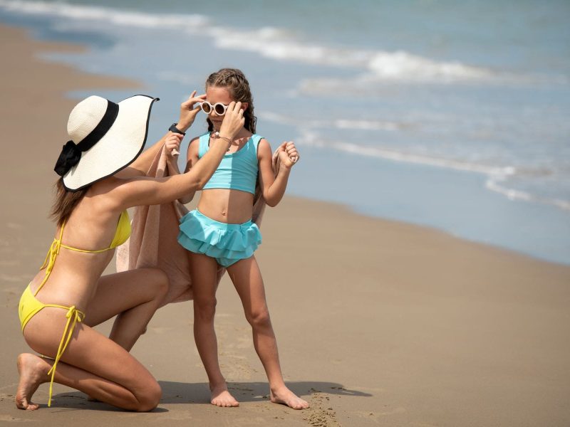 tiro-completo-madre-y-nina-en-la-playa-ok tiro-completo-madre-y-nina-en-la-playa-ok